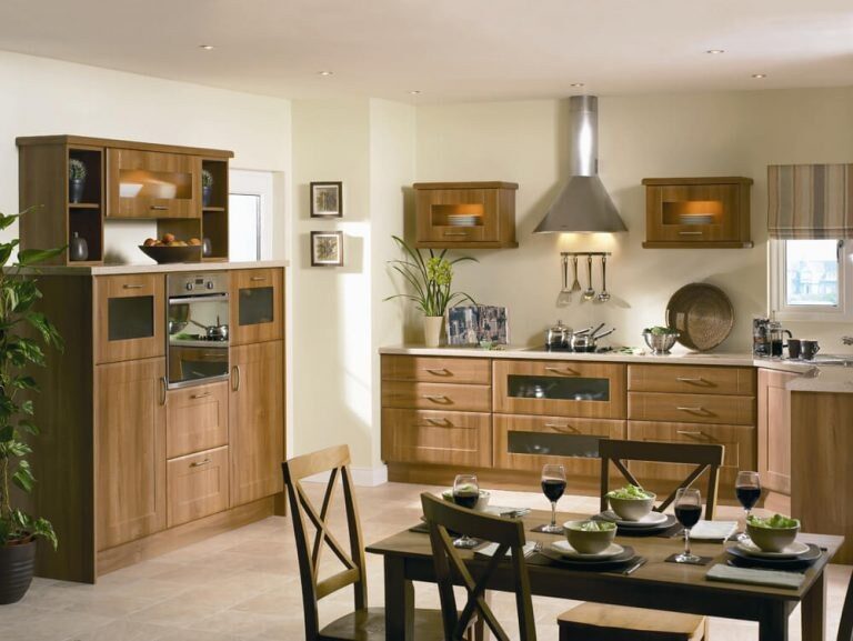 Modern handleless-style kitchen by UKB